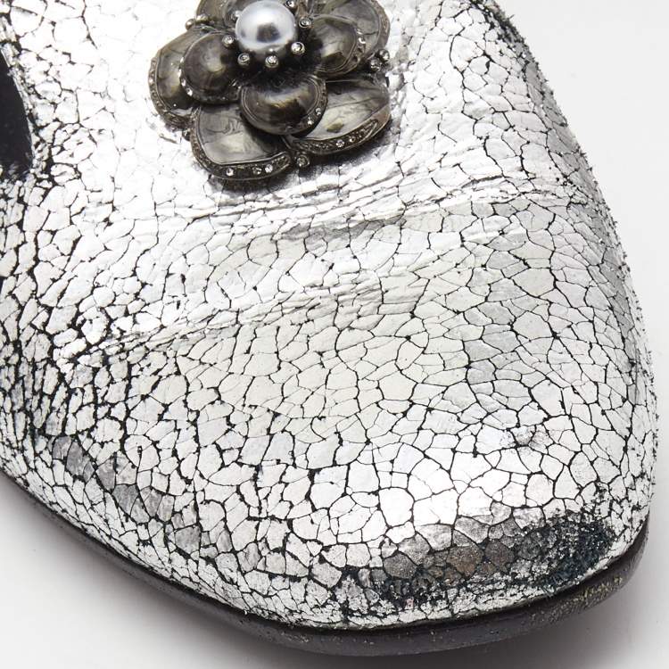 Pre Owned Chanel Silver Crackled Leather Interlocking CC Camelia Smoking Slippers Size 37.5