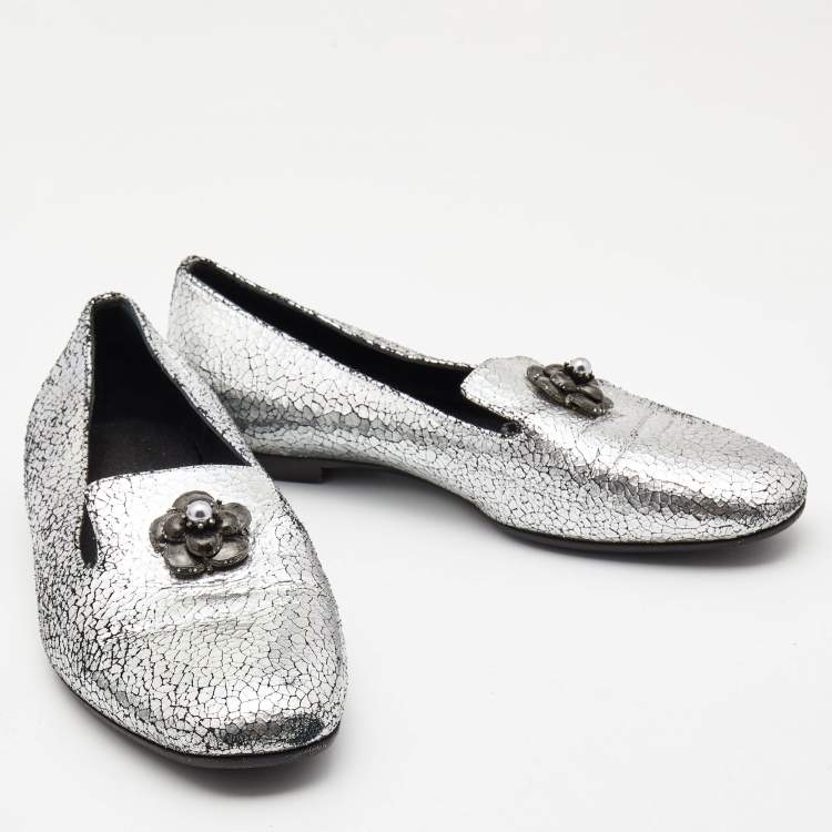 Pre Owned Chanel Silver Crackled Leather Interlocking CC Camelia Smoking Slippers Size 37.5