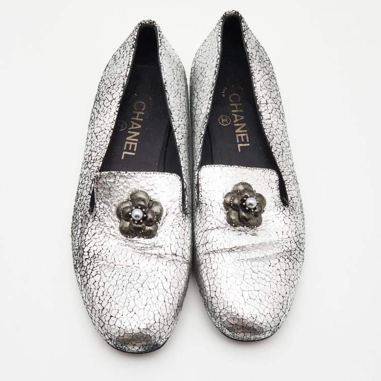 Pre Owned Chanel Silver Crackled Leather Interlocking CC Camelia Smoking Slippers Size 37.5