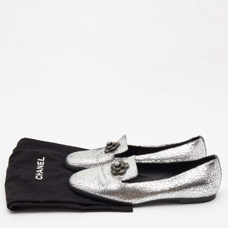 Pre Owned Chanel Silver Crackled Leather Interlocking CC Camelia Smoking Slippers Size 37.5
