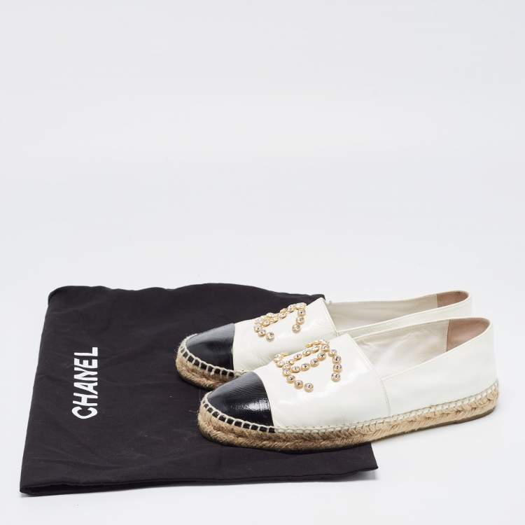 Pre Owned Chanel White//Black Patent Leather Crystal Embellished CC Espadrille Flats Size 40