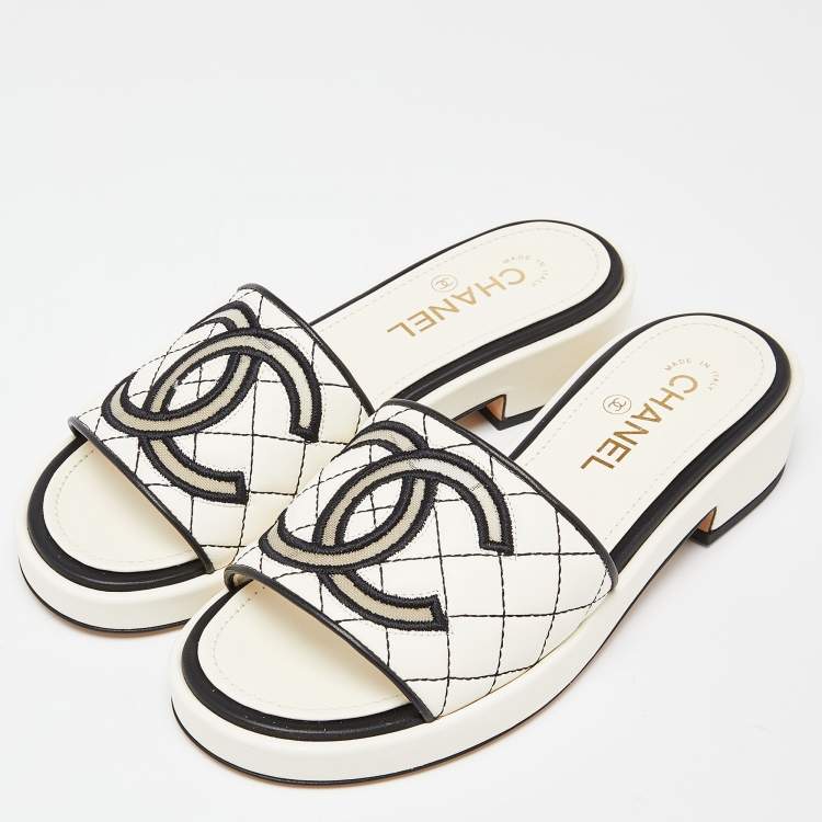 Pre Owned Chanel White/Black Quilted Leather CC Flat Slides Size 38