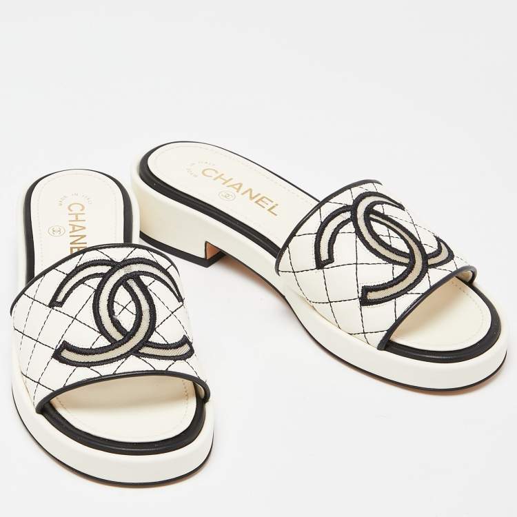 Pre Owned Chanel White/Black Quilted Leather CC Flat Slides Size 38