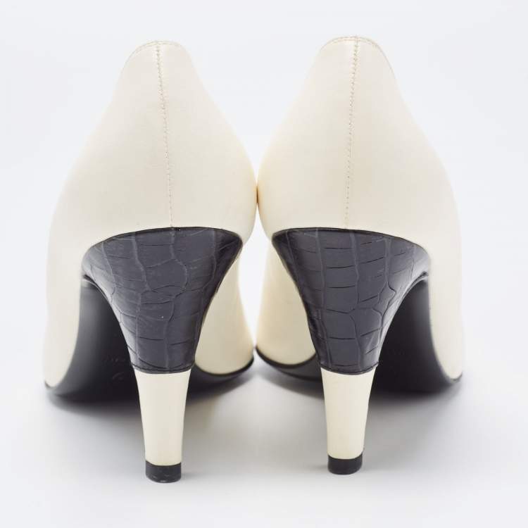 Pre Owned Chanel White/Black Leather Cap Toe Pointed Pumps Size 39
