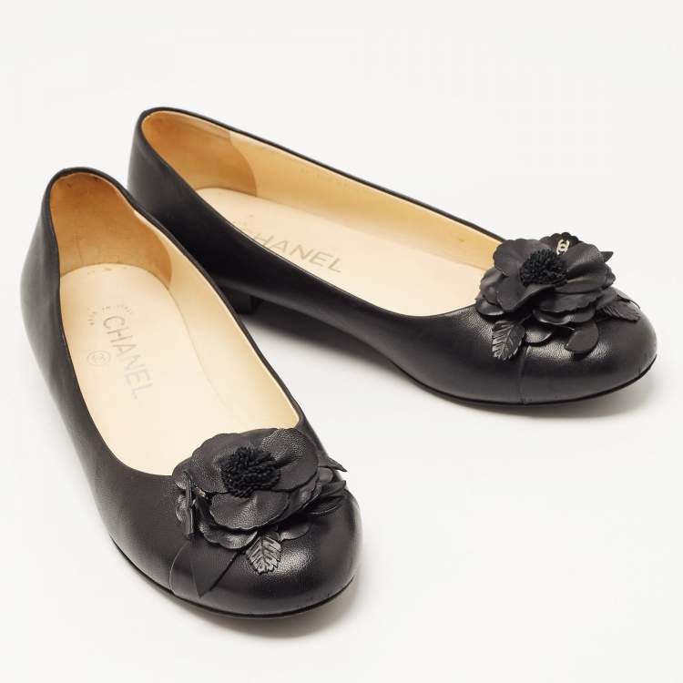 مملوكة مسبقًا Chanel Black Leather Camelia Ballet Flats Size 37.5