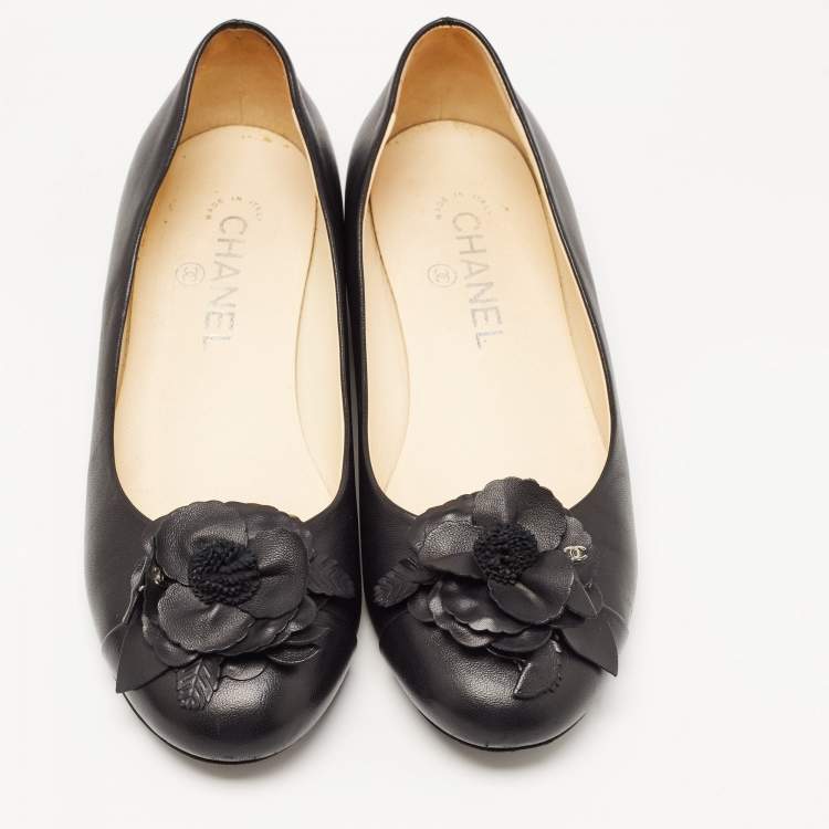 مملوكة مسبقًا Chanel Black Leather Camelia Ballet Flats Size 37.5