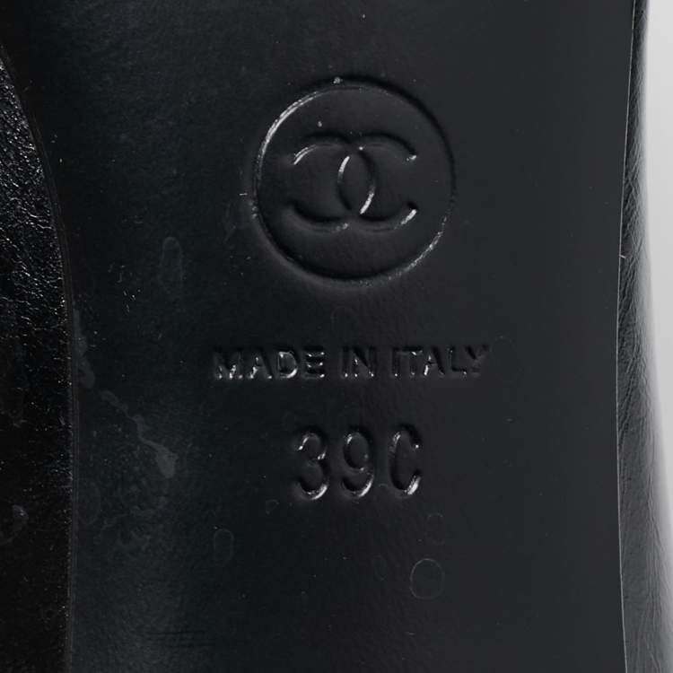 مملوكة مسبقًا Chanel Black Leather and Suede Cap Toe Pumps Size 39