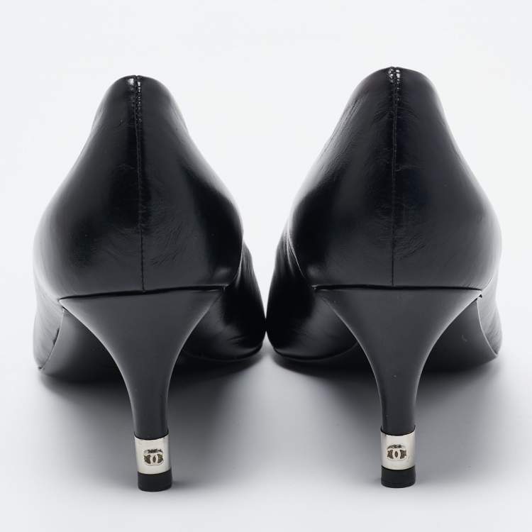 مملوكة مسبقًا Chanel Black Leather and Suede Cap Toe Pumps Size 39