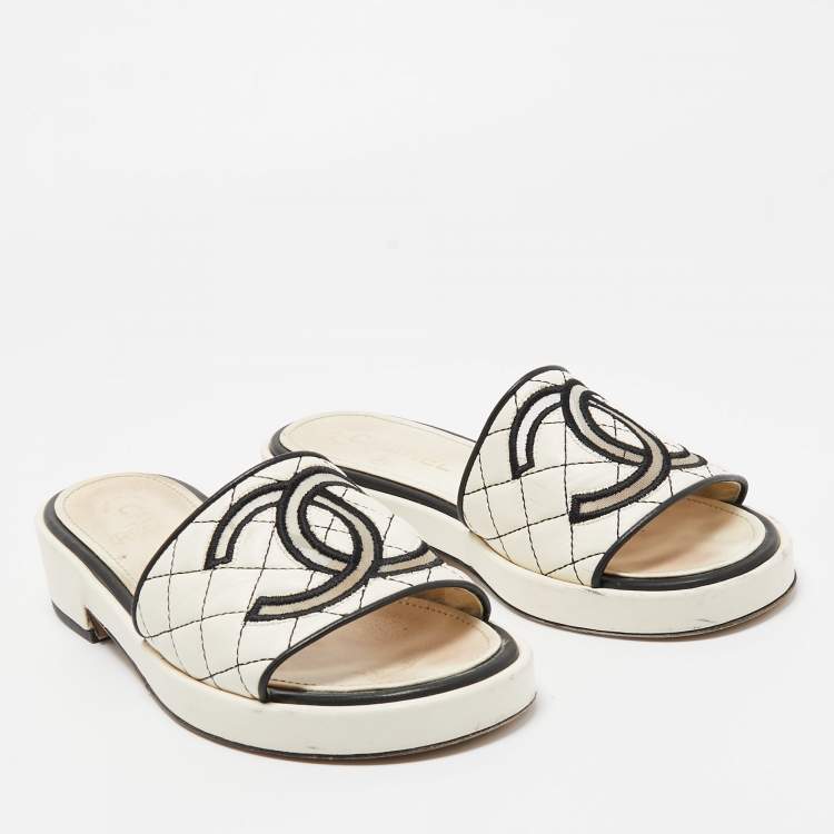 Pre Owned Chanel White/Black Quilted Leather CC Slide Sandals Size 38.5