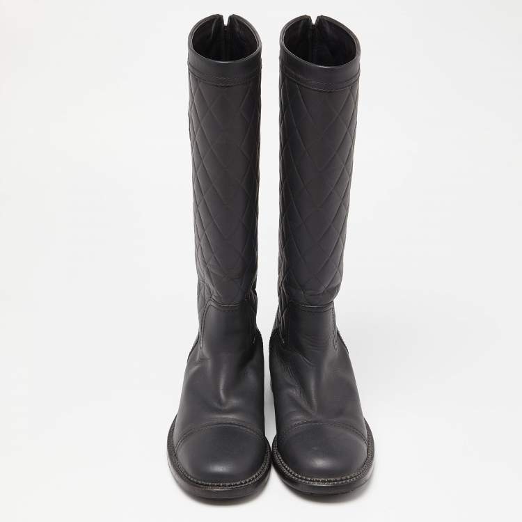 مملوكة مسبقًا Chanel Black Quilted Leather CC Calf Boots Size 39