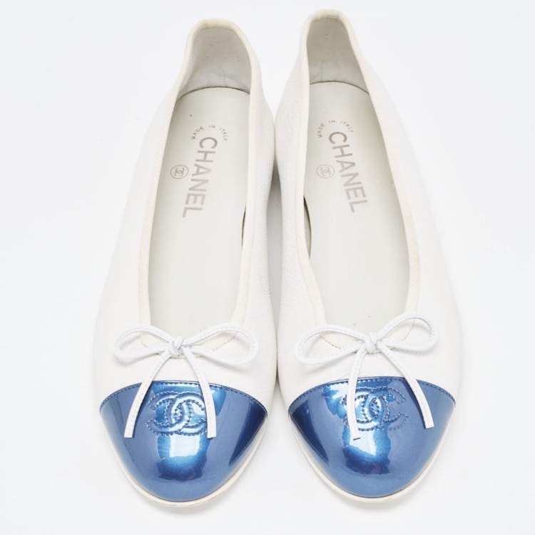 Pre Owned Chanel White/Blue Leather and Patent CC Cap Toe Bow Ballet Flats Size 40