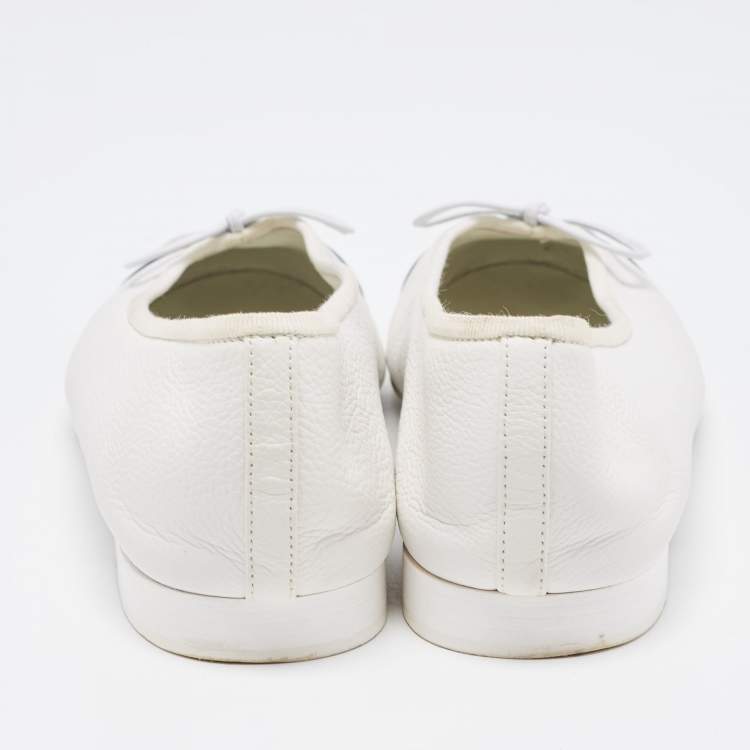 Pre Owned Chanel White/Blue Leather and Patent CC Cap Toe Bow Ballet Flats Size 40