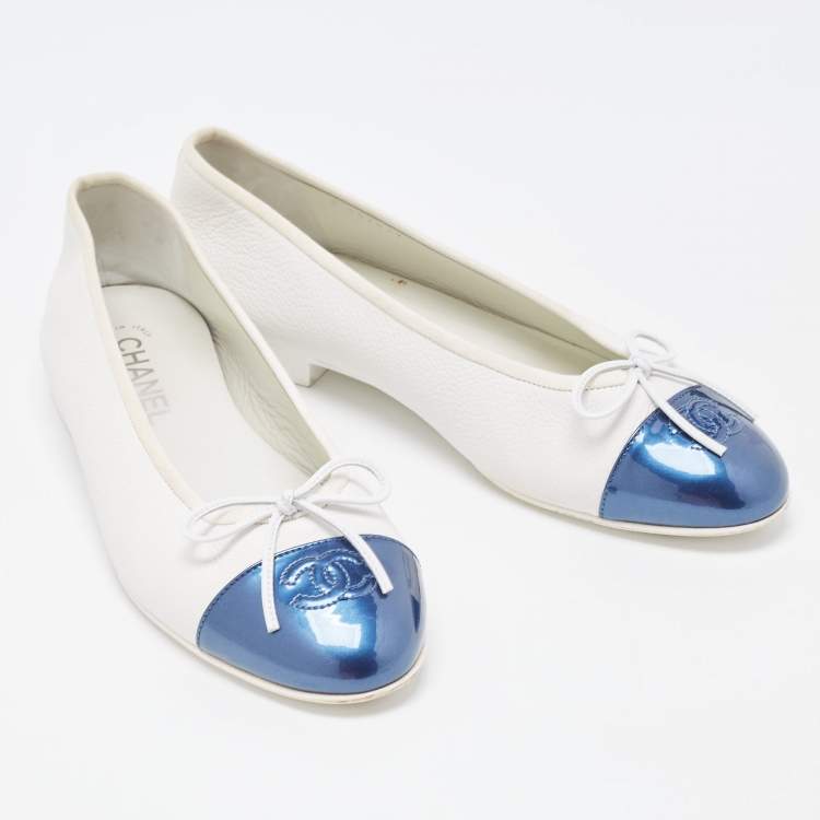Pre Owned Chanel White/Blue Leather and Patent CC Cap Toe Bow Ballet Flats Size 40