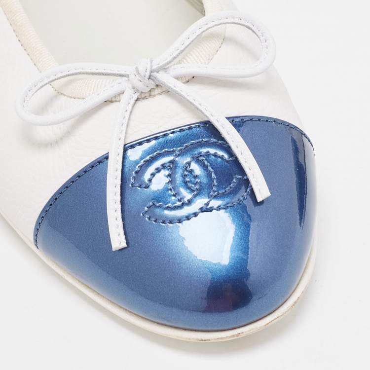 Pre Owned Chanel White/Blue Leather and Patent CC Cap Toe Bow Ballet Flats Size 40