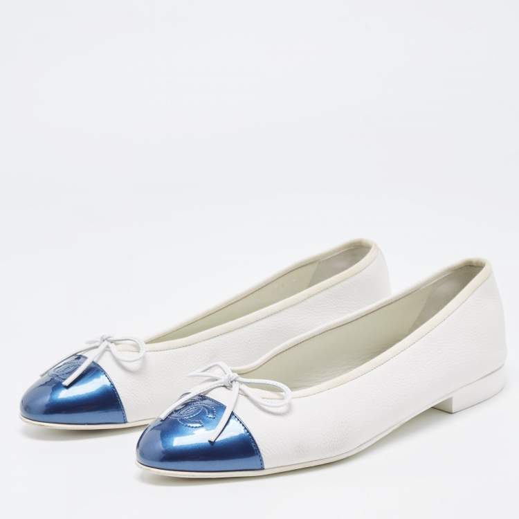 Pre Owned Chanel White/Blue Leather and Patent CC Cap Toe Bow Ballet Flats Size 40