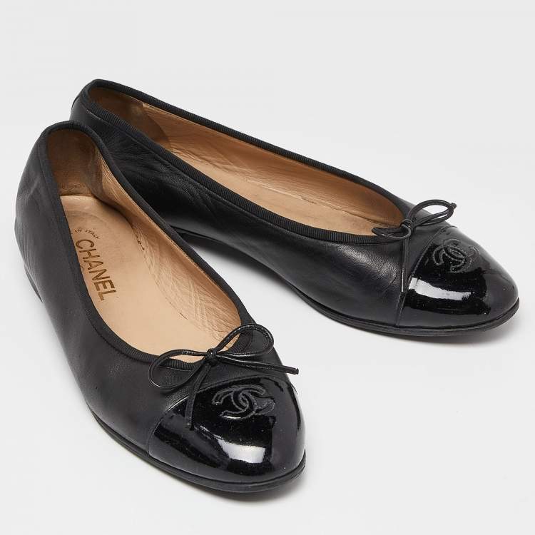 Pre Owned Chanel Black Leather and Patent CC Cap Toe Bow Ballet Flats Size 40.5