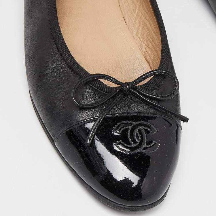 Pre Owned Chanel Black Leather and Patent CC Cap Toe Bow Ballet Flats Size 40.5