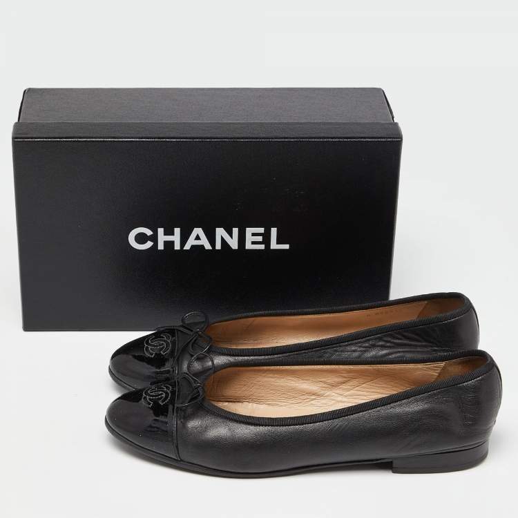 Pre Owned Chanel Black Leather and Patent CC Cap Toe Bow Ballet Flats Size 40.5