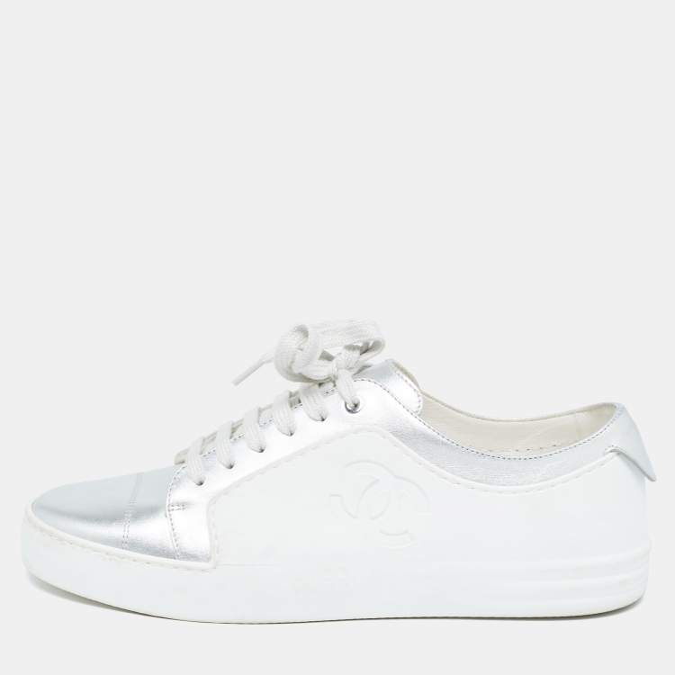 Pre Owned Chanel White/Silver Leather and Rubber Low Top Sneakers Size 39