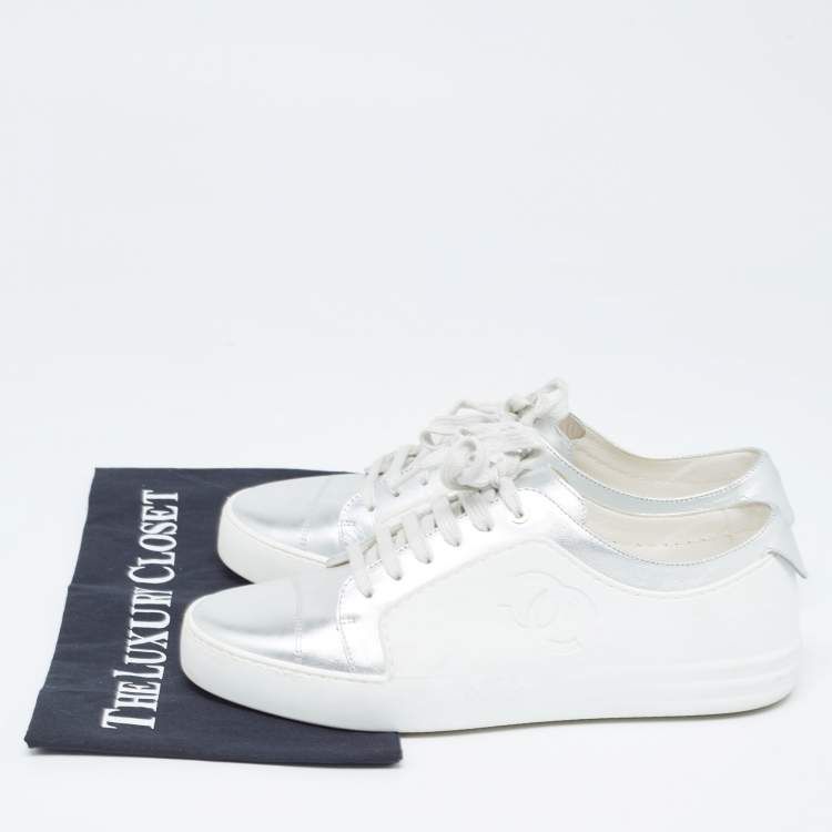 Pre Owned Chanel White/Silver Leather and Rubber Low Top Sneakers Size 39