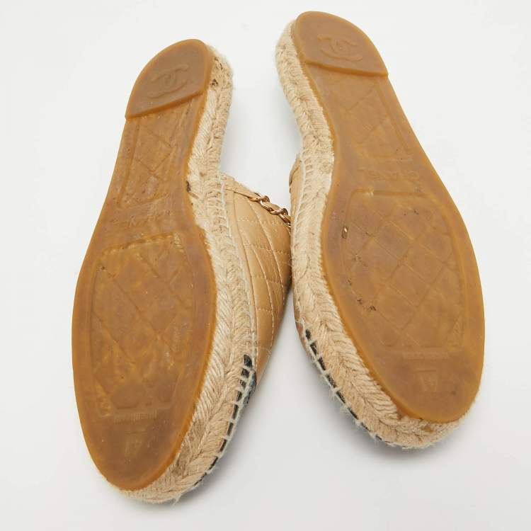 Pre Owned Chanel Beige/Black Quilted Leather CC Chain Link Espadrille Flat Mules Size 41