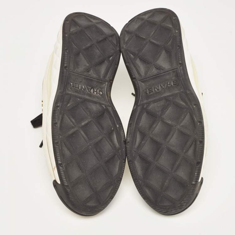 Pre Owned Chanel White/Black Leather and Fabric CC Low Top Sneakers Size 38