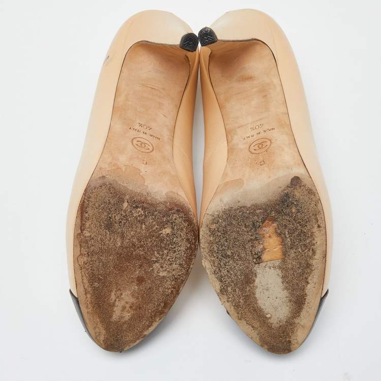 Pre Owned Chanel Beige/Black Leather CC Cap Toe Pumps Size 40.5
