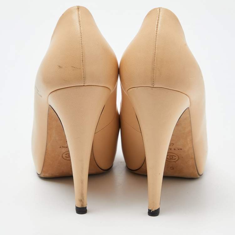 Pre Owned Chanel Beige/Black Leather CC Cap Toe Pumps Size 40.5