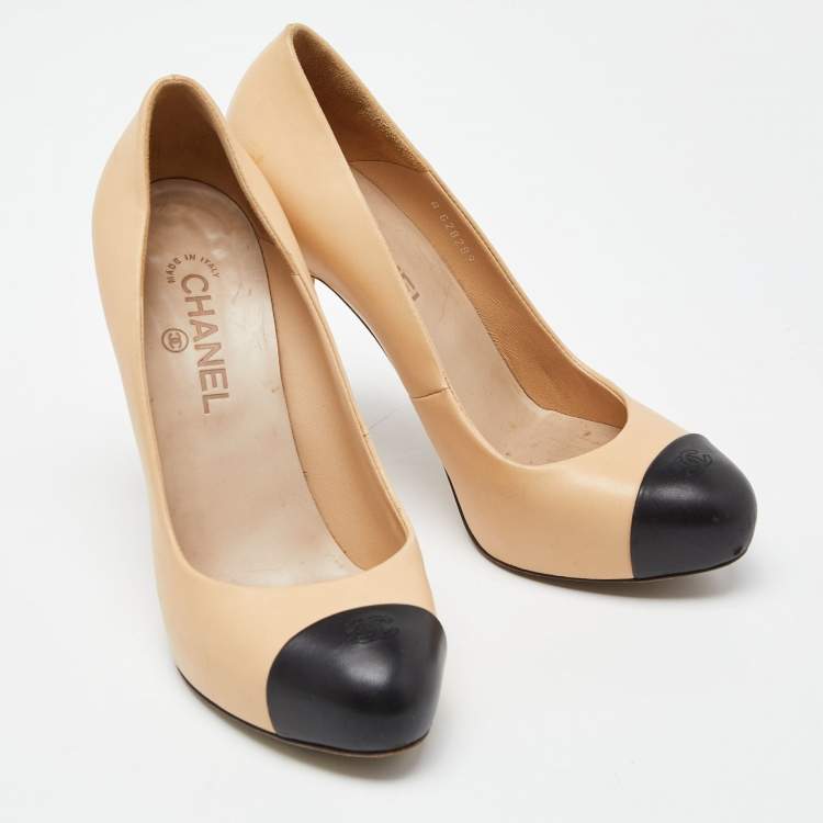 Pre Owned Chanel Beige/Black Leather CC Cap Toe Pumps Size 40.5