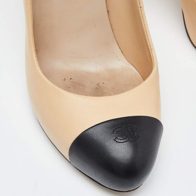 Pre Owned Chanel Beige/Black Leather CC Cap Toe Pumps Size 40.5