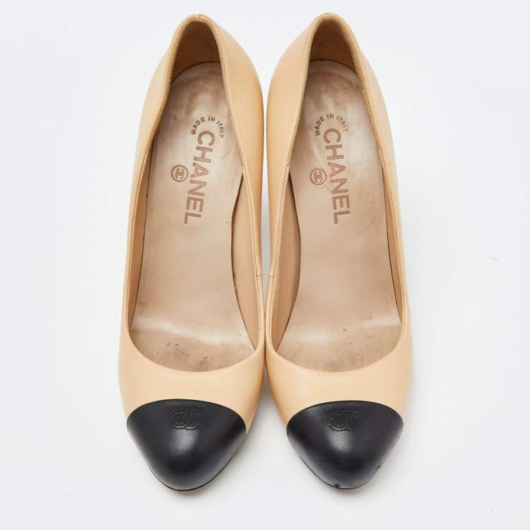 Pre Owned Chanel Beige/Black Leather CC Cap Toe Pumps Size 40.5