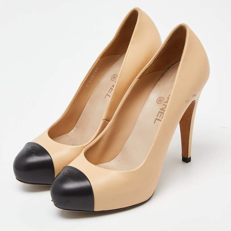 Pre Owned Chanel Beige/Black Leather CC Cap Toe Pumps Size 40.5