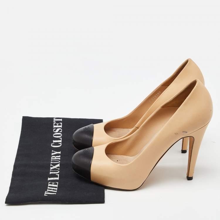 Pre Owned Chanel Beige/Black Leather CC Cap Toe Pumps Size 40.5