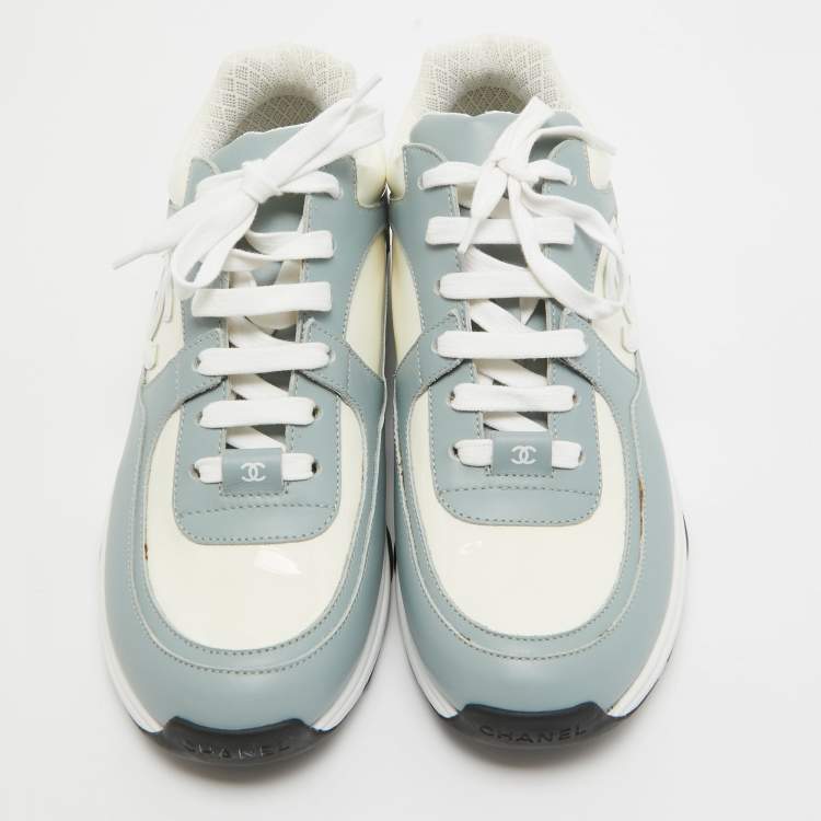 Pre Owned Chanel Blue/White Patent and Leather CC Low Top Sneakers Size 39