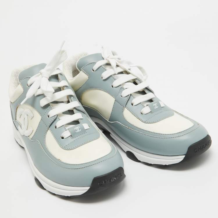 Pre Owned Chanel Blue/White Patent and Leather CC Low Top Sneakers Size 39