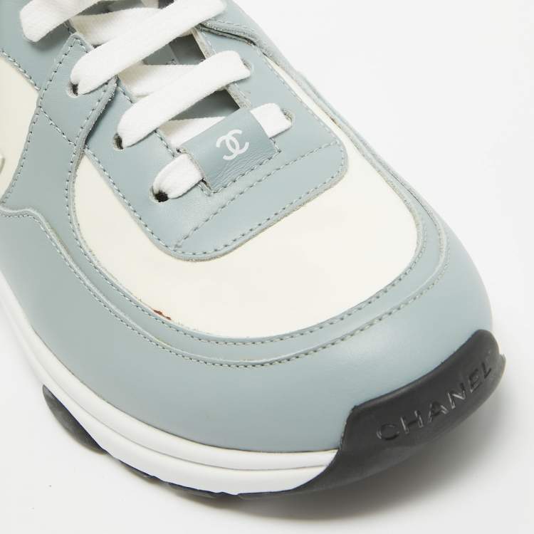 Pre Owned Chanel Blue/White Patent and Leather CC Low Top Sneakers Size 39