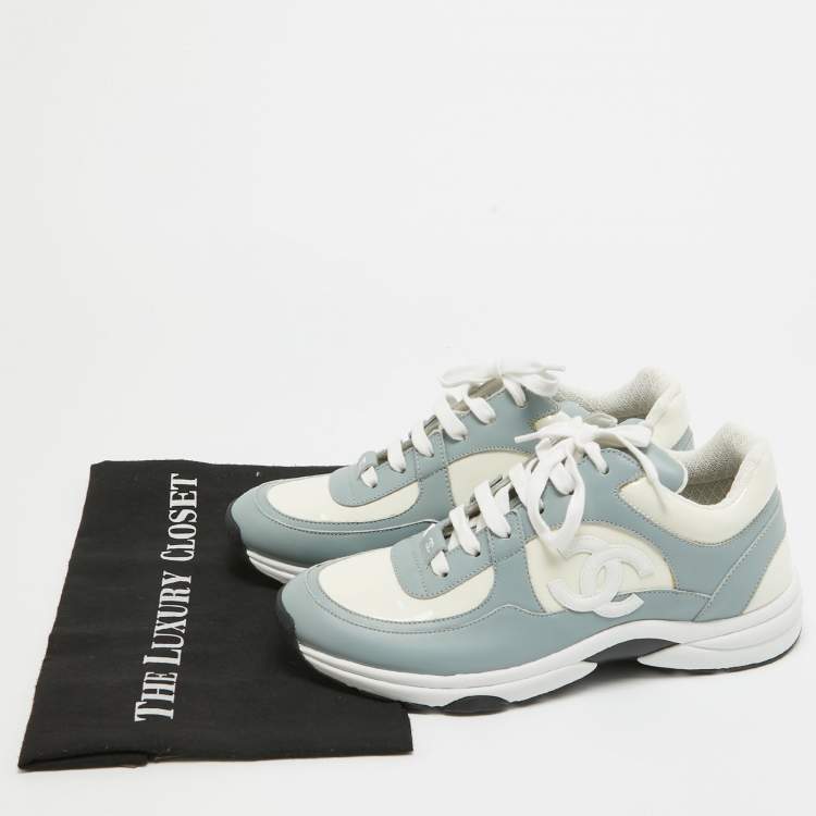 Pre Owned Chanel Blue/White Patent and Leather CC Low Top Sneakers Size 39