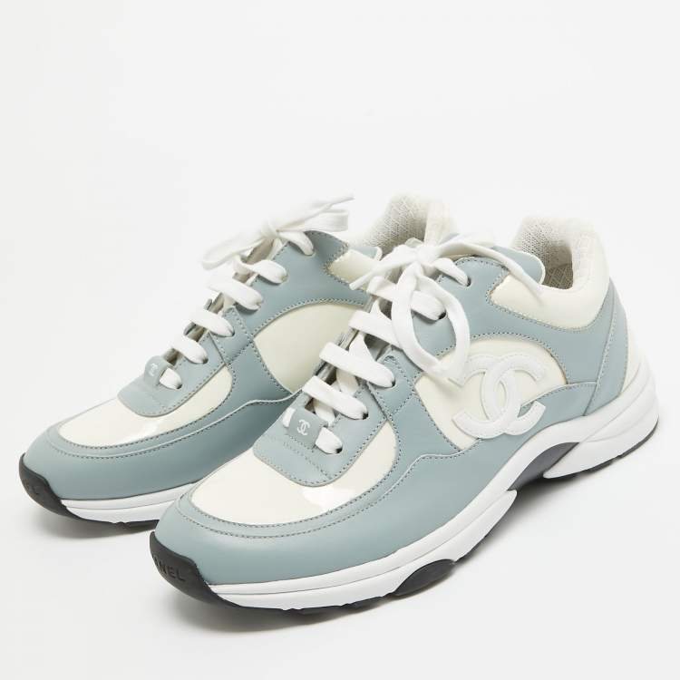 Pre Owned Chanel Blue/White Patent and Leather CC Low Top Sneakers Size 39