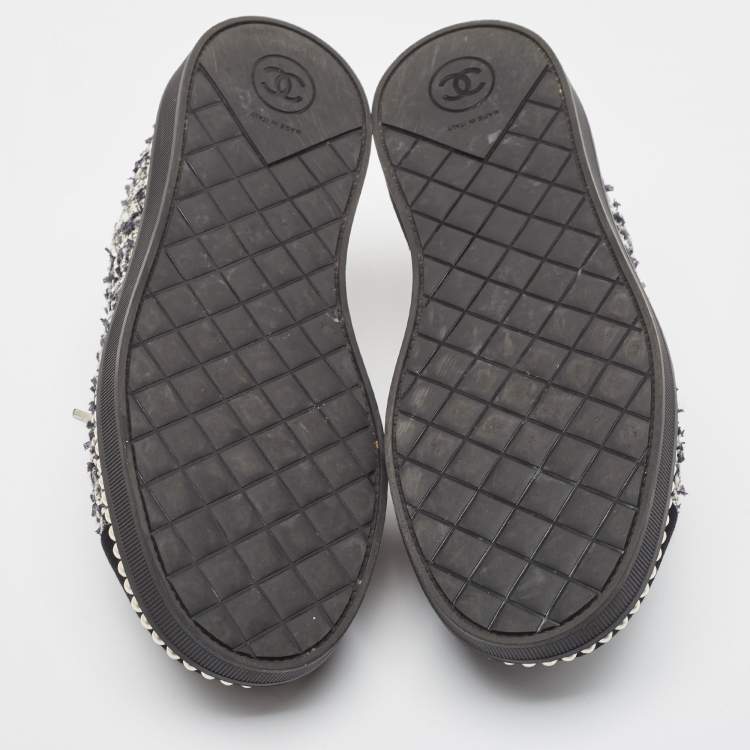 Pre Owned Chanel Black/White Tweed and Canvas Cap Toe Faux Pearl Trim Oxfords Sneakers Size 38