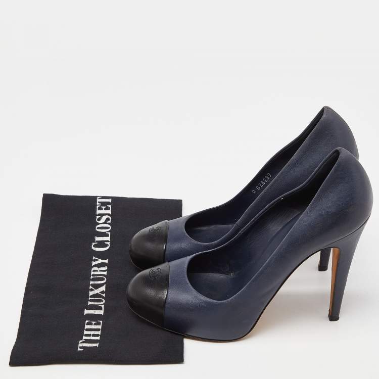 Pre Owned Chanel Blue/Black Leather CC Cap Toe Pumps Size 40