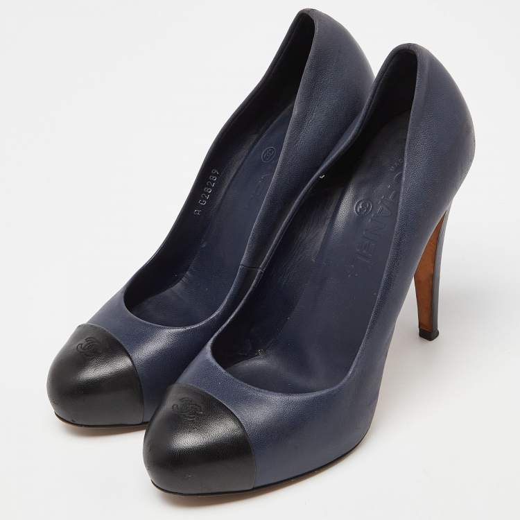 Pre Owned Chanel Blue/Black Leather CC Cap Toe Pumps Size 40