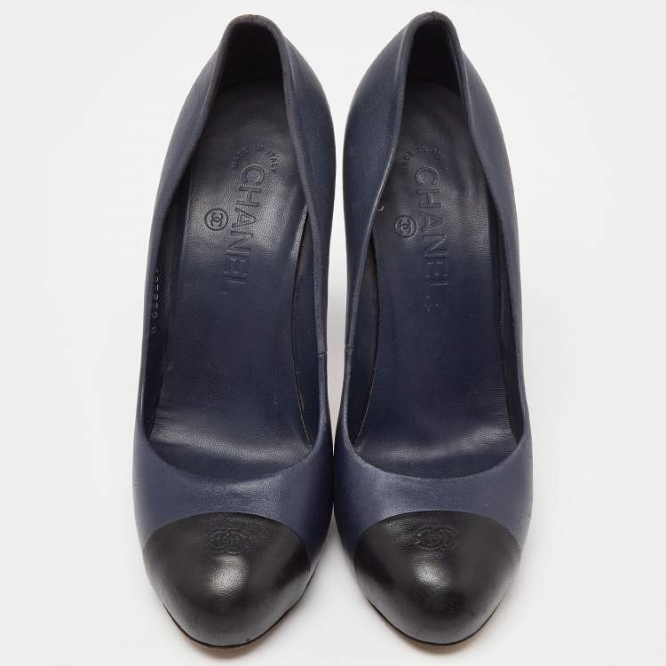 Pre Owned Chanel Blue/Black Leather CC Cap Toe Pumps Size 40
