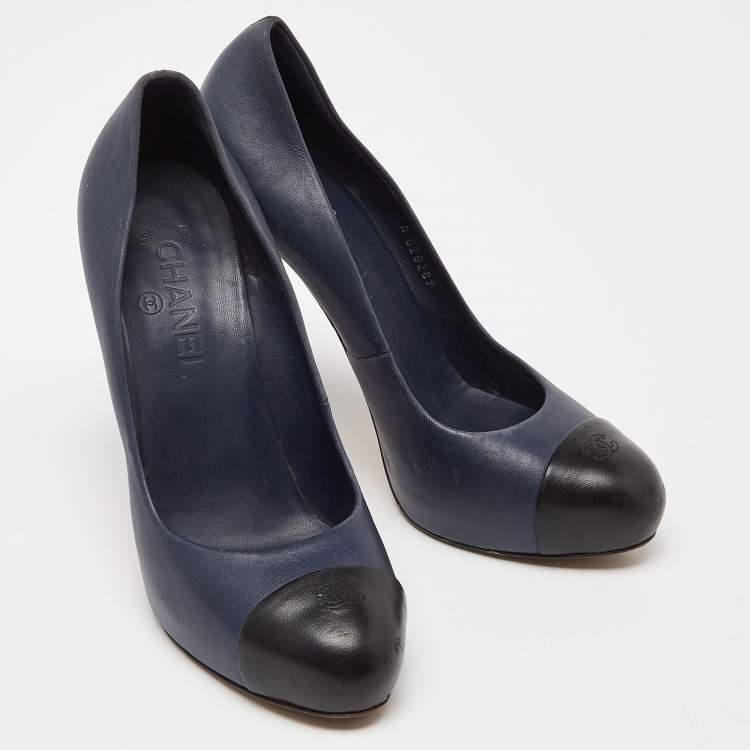 Pre Owned Chanel Blue/Black Leather CC Cap Toe Pumps Size 40