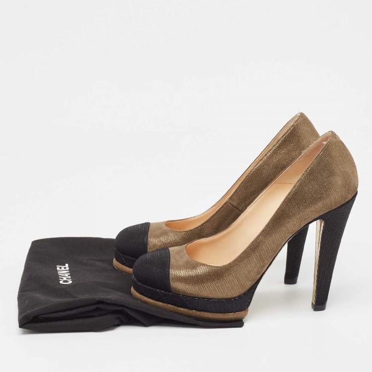 مملوكة مسبقًا Chanel Metallic Olive Green/Black Textured Suede CC Platform Pumps Size 38