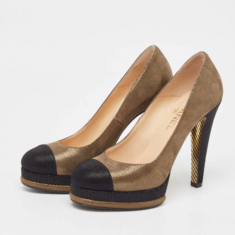 مملوكة مسبقًا Chanel Metallic Olive Green/Black Textured Suede CC Platform Pumps Size 38