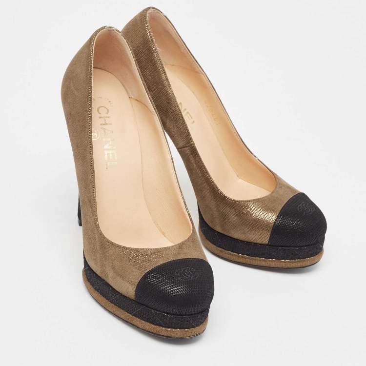 مملوكة مسبقًا Chanel Metallic Olive Green/Black Textured Suede CC Platform Pumps Size 38