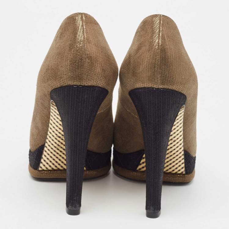 مملوكة مسبقًا Chanel Metallic Olive Green/Black Textured Suede CC Platform Pumps Size 38