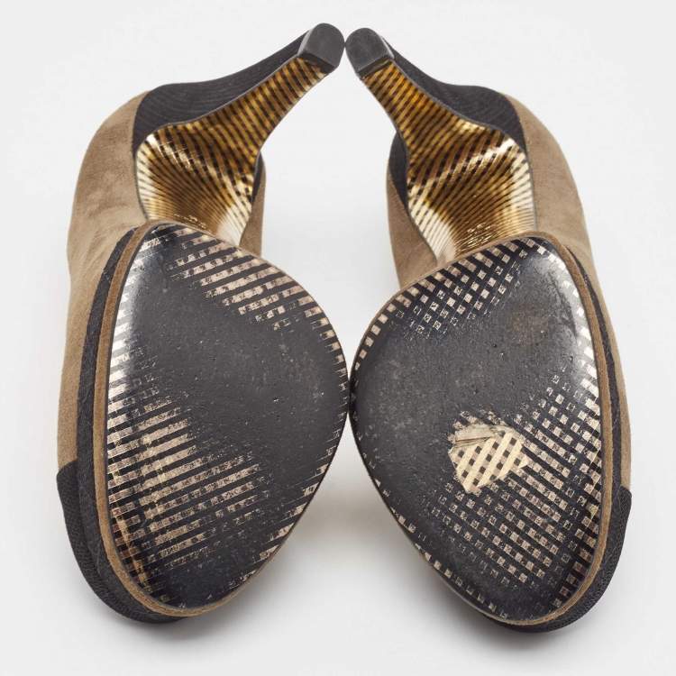 مملوكة مسبقًا Chanel Metallic Olive Green/Black Textured Suede CC Platform Pumps Size 38