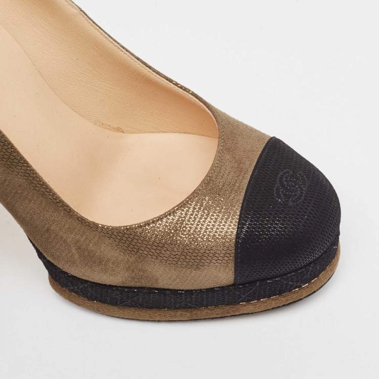 مملوكة مسبقًا Chanel Metallic Olive Green/Black Textured Suede CC Platform Pumps Size 38