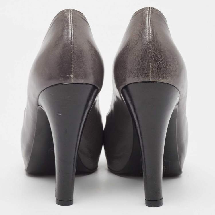 Pre Owned Chanel Grey/Black Leather Cap Toe Pumps Size 37.5